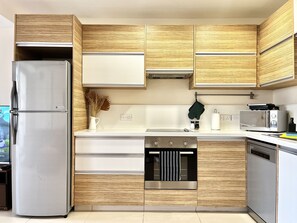 Kjøleskap, mikrobølgeovn, ovn og oppvaskmaskin