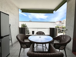 Outdoor dining - STAY Mesa Luxe Apartment (Mesa Geitonia)