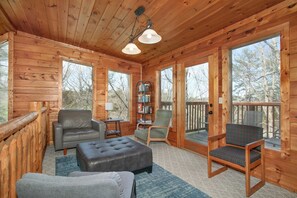 Smart-TV, peis og bøker