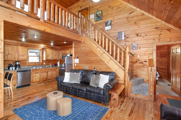 Smart-tv, een open haard en boeken