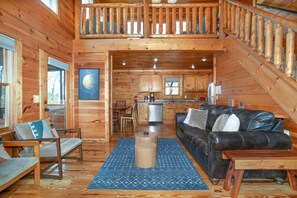 Smart-tv, een open haard en boeken