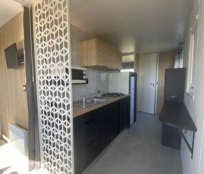 Kühlschrank, Mikrowelle, Herdplatte