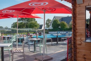 Outdoor dining - ZEcamping 4 étoiles 500m plage piscine couverte locatif TV BBQ 32m2 (La Forêt-Fouesnant)