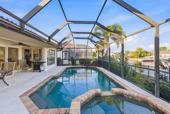 Een verwarmd zwembad