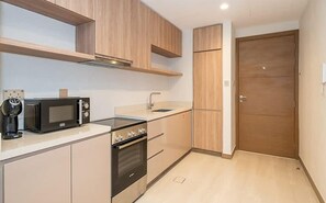Frigorifero, microonde, forno, piano cottura