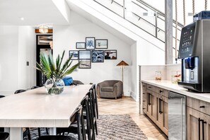 Dining - Beach Bliss: Modern 3 Bed Oasis Mins from Shore (Apollo Beach)