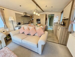 TV, fireplace, DVD player - The Burrow, sleeps 6 and is pet friendly (Hoburne Holiday Park)