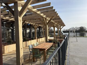 Outdoor dining - The Burrow, sleeps 6 and is pet friendly (Hoburne Holiday Park)