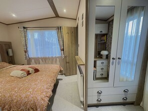 3 bedrooms, iron/ironing board, WiFi, bed sheets - The Burrow, sleeps 6 and is pet friendly (Hoburne Holiday Park)