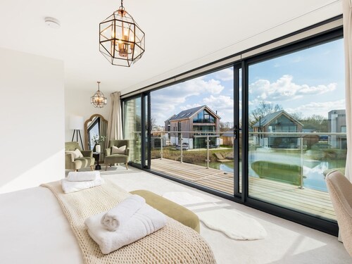 Pass the Keys | Stunning 5 bedroom lake-house | hot tub | views