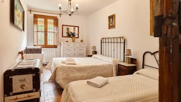 4 bedrooms, iron/ironing board, free WiFi, bed sheets