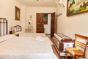 4 makuuhuonetta, silitysrauta/-lauta, ilmainen Wi-Fi, vuodevaatteet