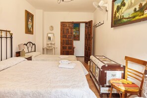 4 bedrooms, iron/ironing board, free WiFi, bed sheets