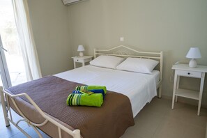 Travel crib, free WiFi, bed sheets