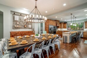 Dining - Luxury Retreat in Paradise Village  Sleeps 32  Private Hot Tub & Resort Amenities! (Santa Clara)