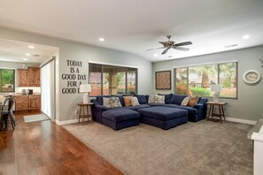 Smart TV, chimenea, libros, videoteca