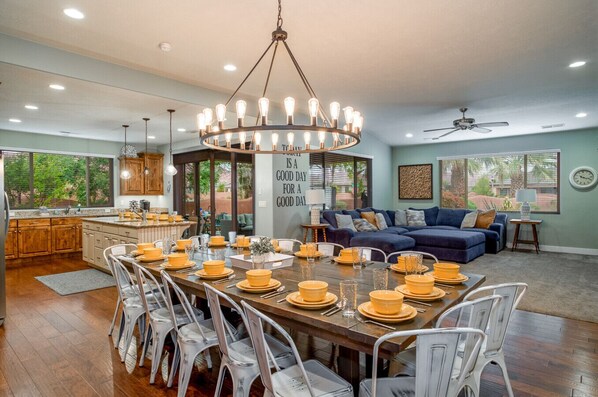 Dining - Luxury Retreat in Paradise Village  Sleeps 32  Private Hot Tub & Resort Amenities! (Santa Clara)