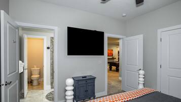 6 bedrooms, desk, iron/ironing board, travel crib