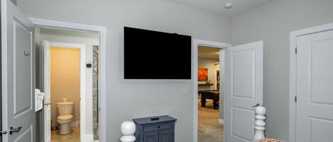 6 habitaciones, escritorio y tabla de planchar con plancha