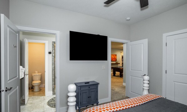 6 habitaciones, escritorio y tabla de planchar con plancha 