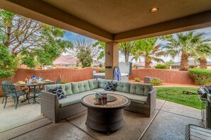 Outdoor dining - Luxury Retreat in Paradise Village  Sleeps 32  Private Hot Tub & Resort Amenities! (Santa Clara)