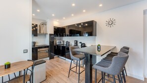 Kylskåp, mikrovågsugn, ugn och spishäll