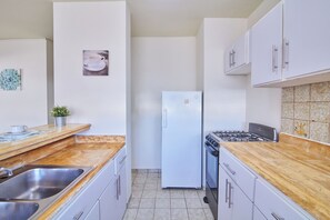 Frigorífico, horno, placa de cocina y cafetera o tetera