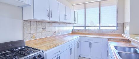 Fridge, oven, stovetop, coffee/tea maker