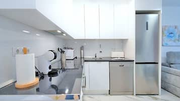 Frigorífico, microondas, horno y lavavajillas