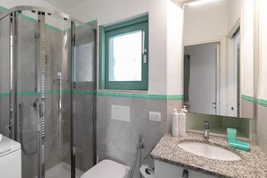 Ducha, secador de pelo, bidé y toallas