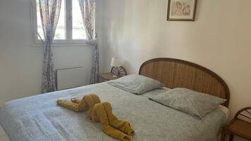 1 chambre, fer et planche à repasser, draps fournis