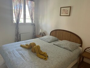 1 chambre, fer et planche à repasser, draps fournis