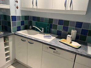 Kylskåp, mikrovågsugn, ugn och diskmaskin