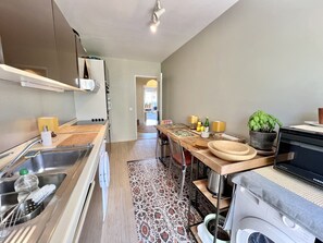 Frigorifero, microonde, forno, macchina per tè/caffè
