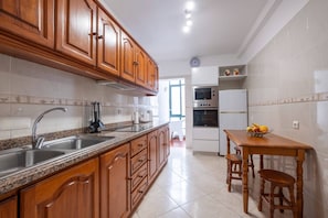 Fridge, microwave, oven, stovetop - Alegria's Apartment by GALMI (Calheta (Madeira))