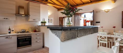 Frigorifero, microonde, forno, piano cottura