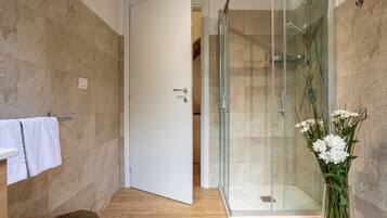 Doccia, set di cortesia gratuito, asciugacapelli, bidet