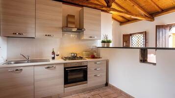 KĂŒhlschrank, Mikrowelle, Ofen, Herdplatte