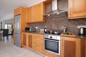 Kylskåp, mikrovågsugn, ugn och spishäll