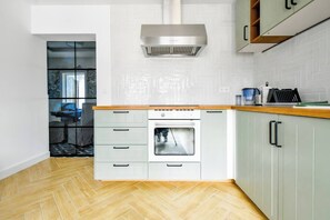 Fridge, oven, stovetop, dishwasher