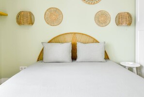 2 slaapkamers, een bureau, een strijkplank/strijkijzer, reisbedje