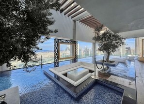 حمام سباحة