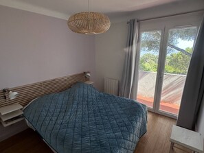 3 bedrooms, iron/ironing board, WiFi, bed sheets