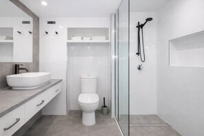 Douche, sèche-cheveux, serviettes fournies