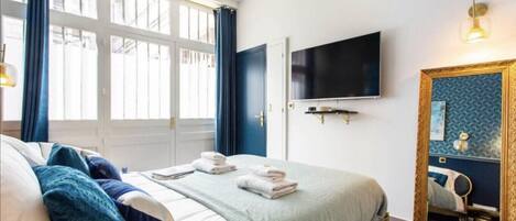 2 habitaciones, tabla de planchar con plancha y cuna de viaje