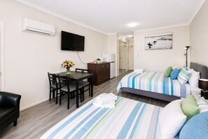 Tabla de planchar con plancha, wifi gratis y ropa de cama 