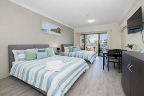 Skrivebord, strykejern/-brett, internettilgang og sengetøy