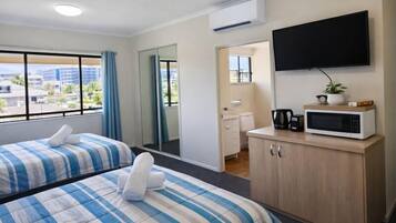 Bureau, fer et planche Ă repasser, Wi-Fi, draps fournis