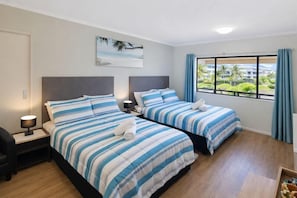 Bureau, fer et planche à repasser, Wi-Fi, draps fournis