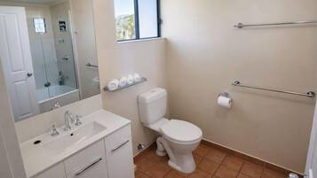 Douche, sĂšche-cheveux, serviettes fournies